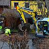 Reparturversuch am Montag im Kreidenweg. Zwei Mitarbeiter von NetzeBW haben den Gehweg aufgerissen.