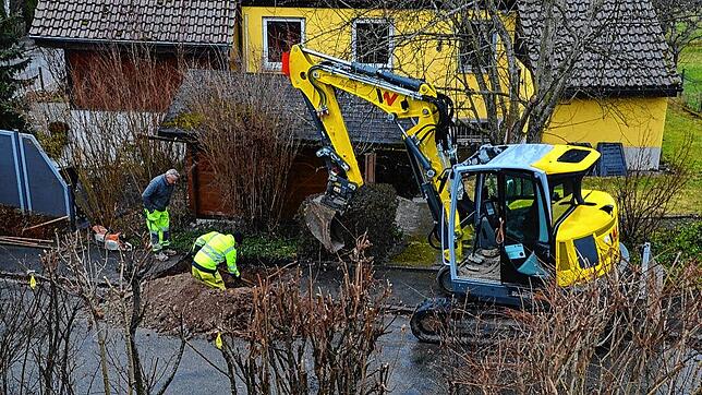 Reparturversuch am Montag im Kreidenweg. Zwei Mitarbeiter von NetzeBW haben den Gehweg aufgerissen.