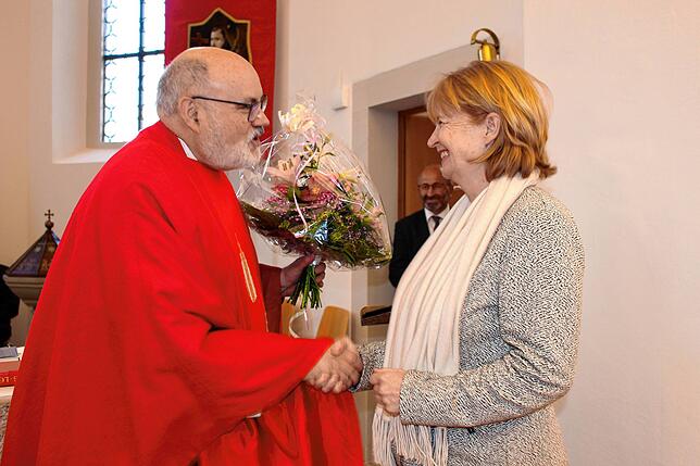 Pfarrer Martinho Dias Mértola bedankt sich mit einem Blumenstrauß bei Bauamtsrätin Barbara Martin vom Erzbischöflichen Bauamt für ihr ...
