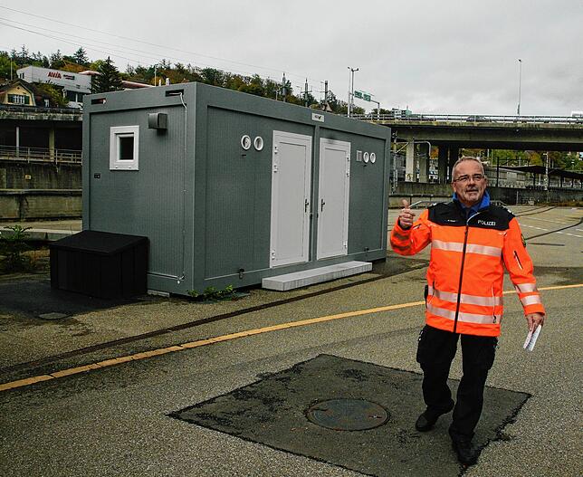 Komfort für wartende Chauffeure: Martin Tanner vor den neuen, geräumigen Dusch- und Toilettencontainern.
