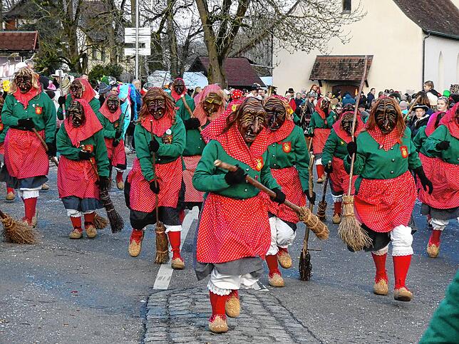 Premiere in Ahausen: Erstmals gab es einen Dämmer- statt eines Nachtumzugs, der sehr gut angenommen wurde.