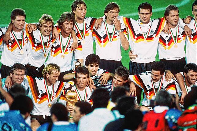 Die deutsche Mannschaft 1990 nach der Siegerehrung bei der Fußball-Weltmeisterschaft in Rom beim Gruppenbild. Frank Mill steht hinten ...