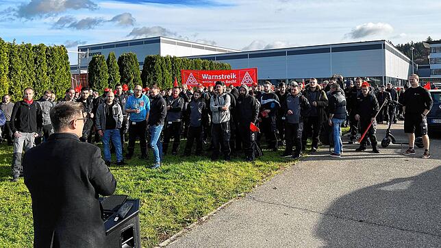 Rund 350 Beschäftigte beteiligten sich bei Kramer an der Protestaktion der IG Metall und legten die Arbeit nieder.