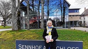 Gabriele Heidenreich stellt das neue Jahresprogramm des Vereins Musik und Kultur Heiligenberg (MuK) vor.