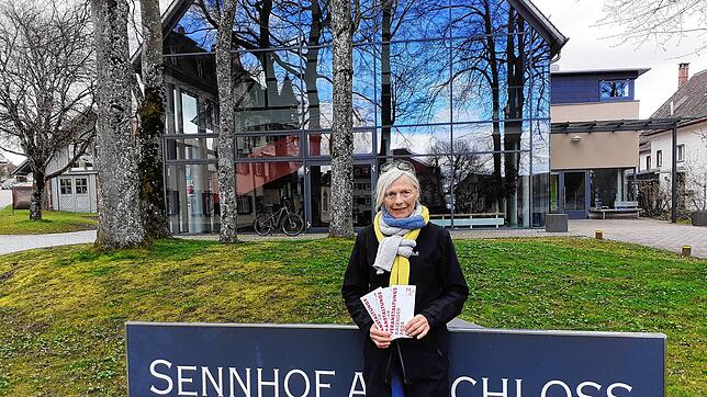Gabriele Heidenreich stellt das neue Jahresprogramm des Vereins Musik und Kultur Heiligenberg (MuK) vor.
