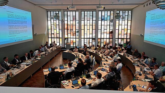Blick über den Gemeinderat kurz nach der Abstimmung: Die Mitglieder haben dafür gestimmt, die Trägerschaft der Stadt Friedrichshafen für ...