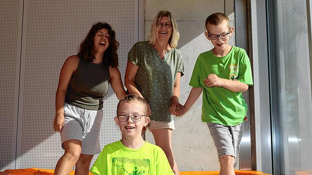 Andrea Klement-Schumacher (hinten Mitte) ist Leitung, Aufsicht, Spielgefährtin und Köchin in einem. Auf dem Trampolin sind die betreuten ...