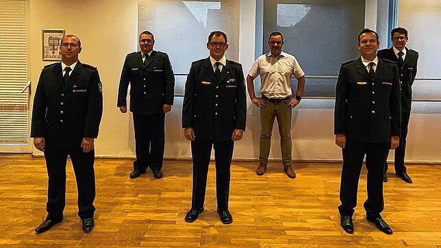 Markus Keller (3.v.r.) und Stefan Band (2.v.l.) mit den gewählten Michael Vetter, Jörg Hartmann, Thomas Alt und Benjamin Seeger (v.l.). ...