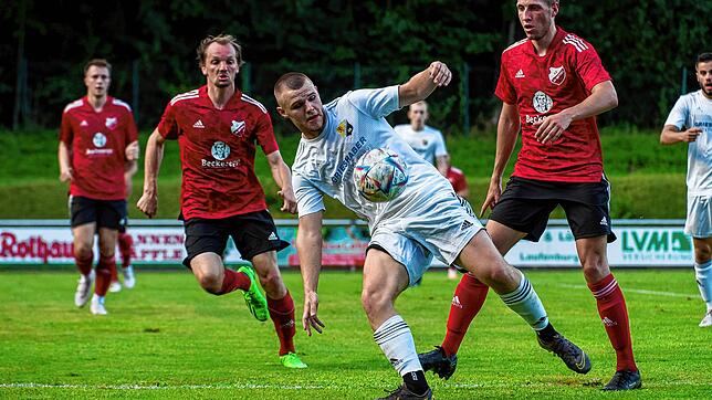 Die Serie soll halten: Defensivmann Tim Oeschger (vorn) will mit dem SV 08 Laufenburg am Samstag in der Partie beim SV RW ...