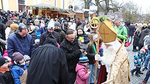 Beim Adventsmarkt 2024 ist der Nikolaus zu Besuch. 2025 wird die Veranstaltung ausfallen.