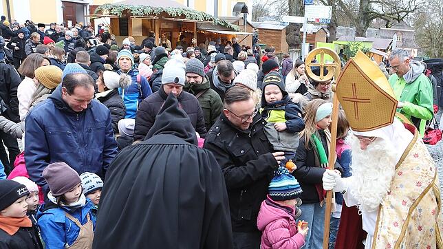 Höhepunkt für die Kinder am Sonntag: der Besuch des Nikolaus auf auf dem Adventsmarkt an der Quelle 2024. Ob und wie diese Veranstaltung ...