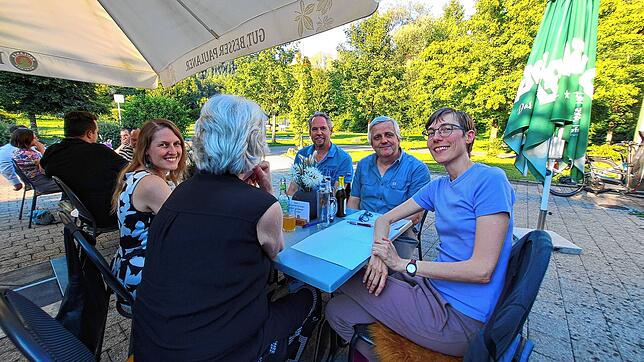 Bild 8: Die Köpfe rauchen bei der dritten SÜDKURIER-Quiznacht in bad Säckingen - das sind die Bilder