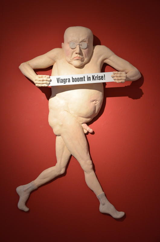 Eine Figur der wandfüllenden Skulptur „Friede sei mit dir“ an der Wand der taz Berlin