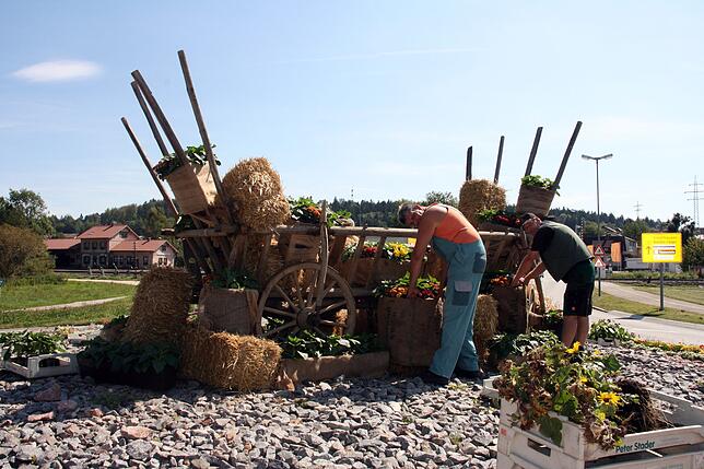 Mit viel Liebe zum Detail: Stadtgärtner schmücken den Erntedankwagen.