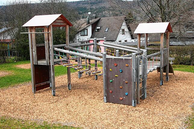 Auf dem Spielplatz im Rempenweg und auf den anderen Spielplätzen ist niemand mehr.