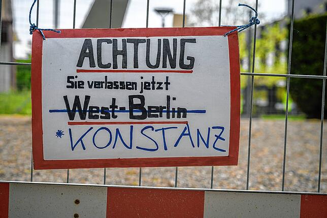 Wohl nicht ganz ernst gemeint: Mancher fühlte sich durch die Errichtung eines Grenzzauns an der Kunstgrenze zwischen Konstanz und ...