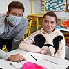 Fleißige Lerner in der Sommerschule: Lehrer Dietmar Raether wiederholt mit künftigen Fünftklässlern wie Una, Merisa und Lynda (von ...
