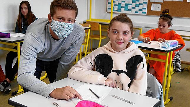 Fleißige Lerner in der Sommerschule: Lehrer Dietmar Raether wiederholt mit künftigen Fünftklässlern wie Una, Merisa und Lynda (von ...