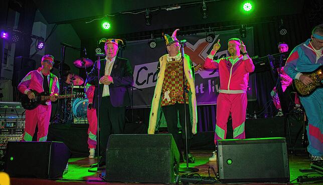 Wolfgang Kubicki (Zweiter von links) geht mit Narrenrichter Jürgen Koterzyna (Mitte) auf die Bühne und singt mit der Band Crossage beim ...