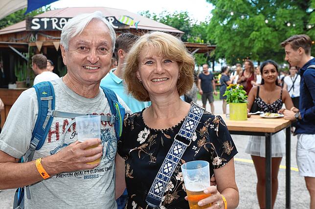 Bild 12: Das Seenachtfest 2023 startet durch! Immer mehr Besucher strömen auf das Festgelände