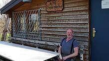 MSC-Chef Gotthard Glocker vor der bisherigen Vereinshütte, die bei einem Umzug abgerissen werden müsste.