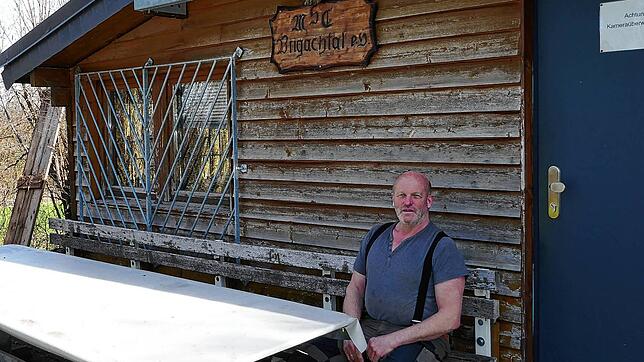 MSC-Chef Gotthard Glocker vor der bisherigen Vereinshütte, die bei einem Umzug abgerissen werden müsste.