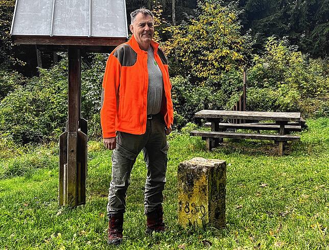 Urs von Burg steht neben dem „Schwarz Stein“, dem nördlichsten Grenzstein der Schweiz. Er markiert auch das Ende der Zuständigkeit von ...