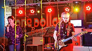 Zum Tanzen lädt die Band „One Dollar“ und das Team des Triberger „Nachtkrapp“ ein – und die Besucher folgen dem Ruf gerne.  Bild: ...