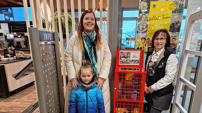 Jessica Blust vom Tierschutzverein engagiert sich gemeinsam mit Sohn Leon für das Wohl der Katzen und freut sich mit Teamleiterin Anja ...