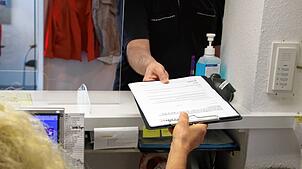 Ein neuer Patient füllt in einer Arztpraxis in Waldshut einen Fragebogen zur Neuaufnahme aus. Die Situation am Hochrhein ist derzeit ...