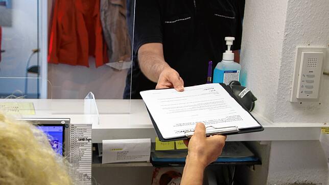 Ein neuer Patient füllt in einer Arztpraxis in Waldshut einen Fragebogen zur Neuaufnahme aus. Die Situation am Hochrhein ist derzeit ...