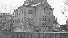Das leerstehende Stockacher Gefängnis wurde am 7. Dezember 1976 abgerissen. Rechts im Hintergrund ist das Amtsgericht zu sehen.