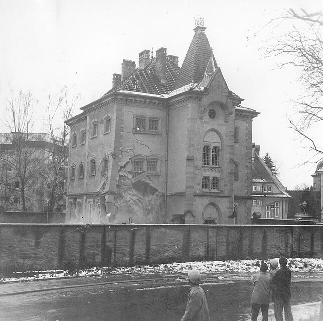 Das leerstehende Stockacher Gefängnis wurde am 7. Dezember 1976 abgerissen. Rechts im Hintergrund ist das Amtsgericht zu sehen.