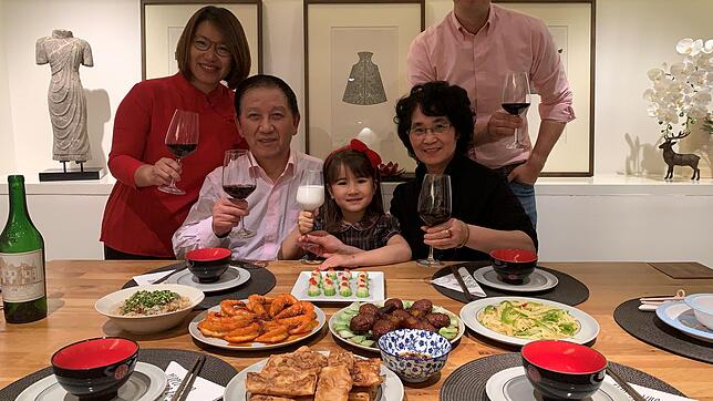 Dieses Familienfoto entstand vor dem Ausbruch des Corona-Virus: Der gebürtige Waldshuter Bernd Bornhauser mit Frau Xu Jie (links), ...