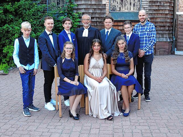 In der evangelischen Kirche St. Georgen wurde Konfirmation gefeiert. Bezirk Johannes: Philipp Götz, Anakin Jahn, Sven Kammerer, Leni ...
