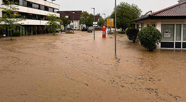 Ortskern unter Wasser: Innerhalb kürzester Zeit hatten am 26. Juni der Starkregen und die Flutwelle aus Bitzenhofen die Teuringer Mitte ...