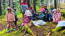 Auerhahn Rudi steht im Mittelpunkt des Waldprojekts der Schulanfänger. Ihm bauen sie ein Nest. Bild: Kiga
