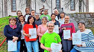Insgesamt 17 Teilnehmer und Teilnehmerinnen des Kurses „Begleitung im Alltag“ präsentieren stolz ihre Zertifikate. Foto: Hans-Jürgen Kommert