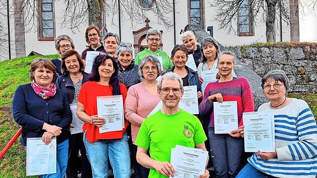 Insgesamt 17 Teilnehmer und Teilnehmerinnen des Kurses „Begleitung im Alltag“ präsentieren stolz ihre Zertifikate. Foto: Hans-Jürgen Kommert
