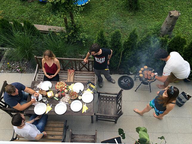 Grillen auf der Terrasse: Wenn das Wetter passt, werfen viele Menschen im Sommer gerne den Grill auf dem eigenen Grundstück an.