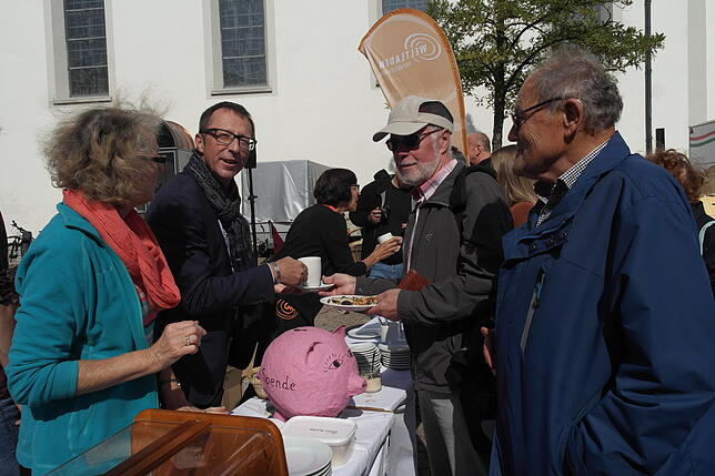 Bei der Kaffee-Wette der Stadt schenkt Erster Bürgermeister Stefan Köhler (links) am Stand des Weltladens fair gehandelten Kaffee aus.