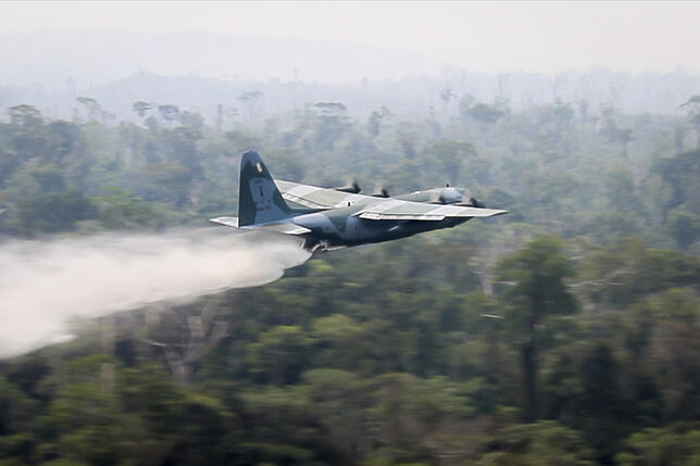 Brasilien: Ein Löschflugzeug im Einsatz bei den Bränden im Amazonasgebiet. Bild: dpa