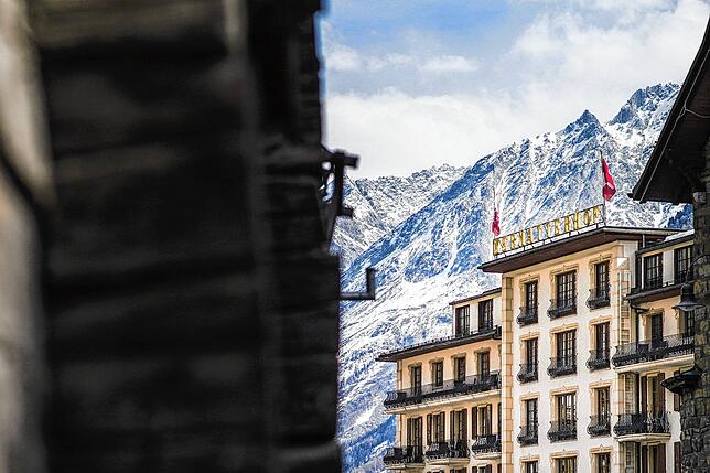 Blick auf das erste Hotel am Platz, der Zermatterhof. Im Sommer kostet die Nacht im preisgünstigsten Zimmer 395 Euro. Im Winter ...