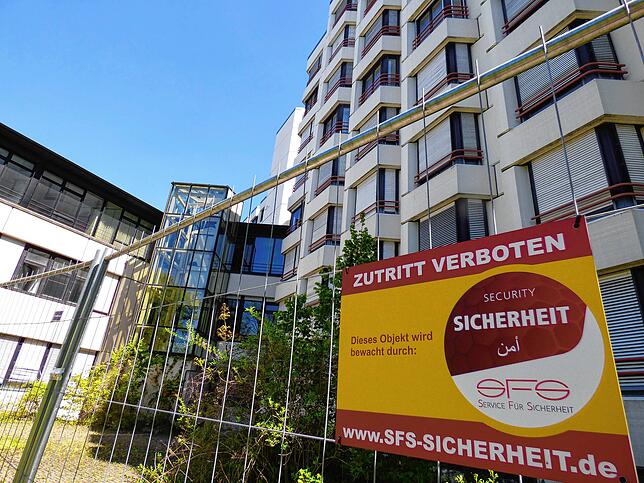Die Brache der Hochrhein-Eggbergklinik. Sie wurde 2022 von der Kehler Grossmann-Gruppe gekauft und soll nun saniert werden.