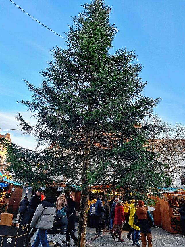 Flanieren unter dem Weihnachtsbaum: In der Lörracher Innenstadt war das auch am letzten Tag des Weihnachtsmarktes möglich.
