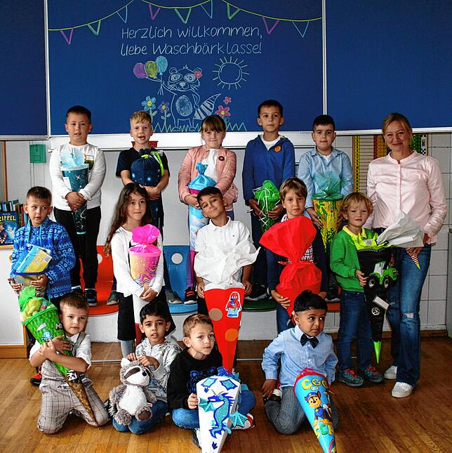 Klasse 1e: Die Kinder mit Klassenlehrerin Therese Hausschild.