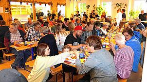 Viele Besucher aller Altersstufen lockt das Herbstfest des Musikvereins Urach in das herbstlich geschmückte Dorfgemeinschaftshaus. Bild: ...