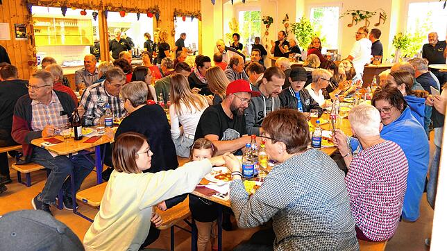 Viele Besucher aller Altersstufen lockt das Herbstfest des Musikvereins Urach in das herbstlich geschmückte Dorfgemeinschaftshaus. Bild: ...