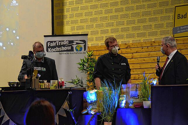 Während Bürgermeister Guhl noch mit dem Früchte-Curry beschäftigt ist, tauscht Meisel sich mit Bruno Gallati, dem Vizegemeindepräsident ...