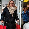 Samira Meier (links) holt die online bestellten Waren bei &bdquo;Hautnah&ldquo; in der verschneiten Grabenbachstraße ab. Inhaberin ...